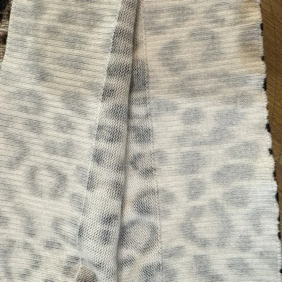 Michael Kors Women’s V-Neck Leopard Print Lightweight Sweater Size Small - Picture 12 of 14